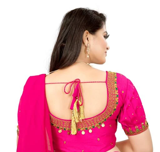 The art of the traditional blouse with embroidery on the shoulder