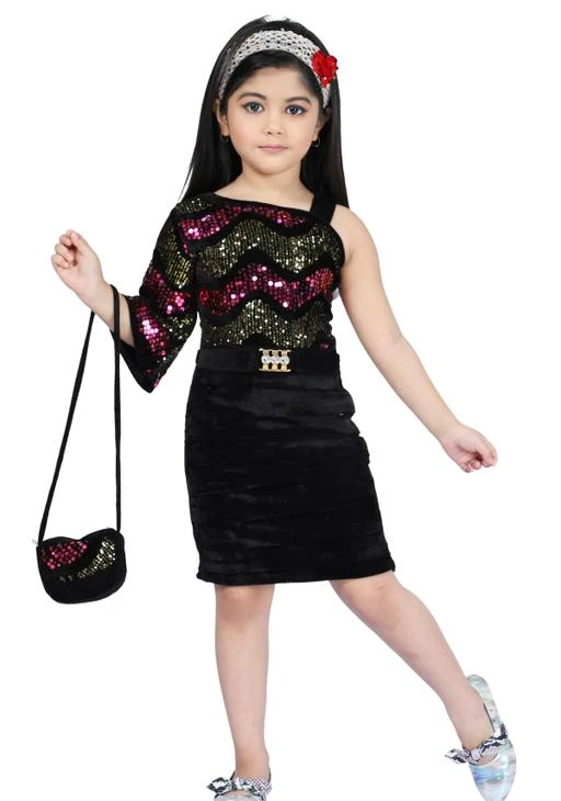 Checkout this latest Frocks & Dresses
Product Name: *Baby Girls ethnic  Party Wear Dress*
Fabric: Silk Blend
Sleeve Length: Sleeveless
Pattern: Self-Design
Sizes:
2-3 Years (Bust Size: 26 in, Length Size: 18 in) 
3-4 Years (Bust Size: 27 in, Length Size: 19 in) 
Dress your little girl with this high quality dress From Linotex available with a reasonable & nominal rate.This Velvet based Dress have a variety of colour with Hand bag in hand and can make your girl shine like a star. Size available from Years-7Years
Country of Origin: India
Easy Returns Available In Case Of Any Issue


SKU: BF-745
Supplier Name: Elza Enterprise

Code: 314-79476693-999

Catalog Name: Pretty Classy Girls Frocks & Dresses
CatalogID_22296659
M10-C32-SC1141